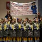 Aspirant sztabowy Tomasz Królak odznaczony Orderem Uśmiechu - występ dzieci ze Szkoły Podstawowej w Bilczy. / Stanisław Blinstrub / Radio Kielce