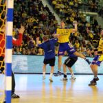 Na bramkę rzuca Denis Buntić / Stanisław Blinstrub / Radio Kielce