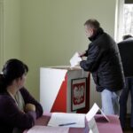 Wybory w Piekoszowie Obwodowe głosowanie w Komisji / Stanisław Blinstrub / Radio Kielce