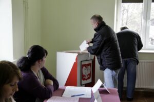 Wybory w Piekoszowie Obwodowe głosowanie w Komisji / Stanisław Blinstrub / Radio Kielce