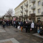 Choinki kieleckich gimnazjów na Placu Artystów / Piotr Michalski / Radio Kielce