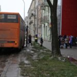 Zniszczony trawnik przy Filharmonii / Piotr Michalski / Radio Kielce