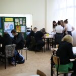 Akcja pisania listów w Gimnazjum nr 7 / Stanisław Blinstrub / Radio Kielce