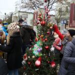 Choinki kieleckich gimnazjów na Placu Artystów / Piotr Michalski / Radio Kielce