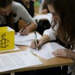 Akcja pisania listów w Gimnazjum nr 7 / Stanisław Blinstrub / Radio Kielce