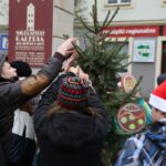 Choinki kieleckich gimnazjów na Placu Artystów / Piotr Michalski / Radio Kielce