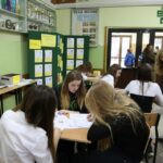 Akcja pisania listów w Gimnazjum nr 7 / Stanisław Blinstrub / Radio Kielce