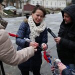 Choinki kieleckich gimnazjów na Placu Artystów / Piotr Michalski / Radio Kielce