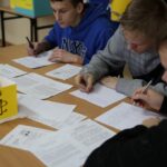 Akcja pisania listów w Gimnazjum nr 7 / Stanisław Blinstrub / Radio Kielce