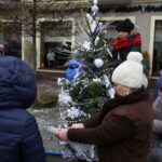 Choinki kieleckich gimnazjów na Placu Artystów / Piotr Michalski / Radio Kielce