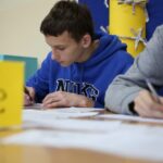 Akcja pisania listów w Gimnazjum nr 7 / Stanisław Blinstrub / Radio Kielce