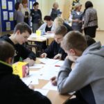 Akcja pisania listów w Gimnazjum nr 7 / Stanisław Blinstrub / Radio Kielce