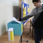 Akcja pisania listów w Gimnazjum nr 7 / Stanisław Blinstrub / Radio Kielce