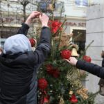 Choinki kieleckich gimnazjów na Placu Artystów / Piotr Michalski / Radio Kielce