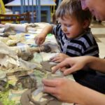 Wystawa i produkcja ozdób z ceramiki w Muzeum Zabawek i Zabawy w Kielcach / Stanisław Blinstrub / Radio Kielce