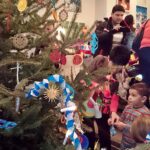 Dzieci ze szkoły i przedszkola w Piekoszowie ubrały Choinkę w Teatrze Kubuś / Stanisław Blinstrub / Radio Kielce