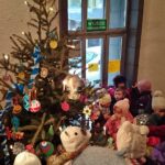 Dzieci ze szkoły i przedszkola w Piekoszowie ubrały Choinkę w Teatrze Kubuś / Stanisław Blinstrub / Radio Kielce