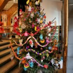 Dzieci ze szkoły i przedszkola w Piekoszowie ubrały Choinkę w Teatrze Kubuś / Stanisław Blinstrub / Radio Kielce