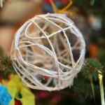 Dzieci ze szkoły i przedszkola w Piekoszowie ubrały Choinkę w Teatrze Kubuś / Stanisław Blinstrub / Radio Kielce