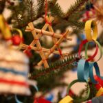 Dzieci ze szkoły i przedszkola w Piekoszowie ubrały Choinkę w Teatrze Kubuś / Stanisław Blinstrub / Radio Kielce