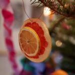 Dzieci ze szkoły i przedszkola w Piekoszowie ubrały Choinkę w Teatrze Kubuś / Stanisław Blinstrub / Radio Kielce