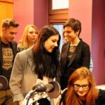 Licytacja Choinki 2 LO w Kielcach - z samego rana przed lekcjami studio odwiedzili uczniowie i nauczyciele szkoły / Stanisław Blionstrub / Radio Kielce