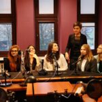 Licytacja Choinki 2 LO w Kielcach - z samego rana przed lekcjami studio odwiedzili uczniowie i nauczyciele szkoły / Stanisław Blionstrub / Radio Kielce