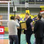 To był ostatni mecz w karierze sędziowskiej Jacka Hoiki i Roberta Dworaka. Obaj otrzymali pamiątkowe dyplomy, puchary i upominki / Kamil Król / Radio Kielce