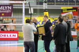 To był ostatni mecz w karierze sędziowskiej Jacka Hoiki i Roberta Dworaka. Obaj otrzymali pamiątkowe dyplomy, puchary i upominki / Kamil Król / Radio Kielce