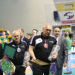 To był ostatni mecz w karierze sędziowskiej Jacka Hoiki i Roberta Dworaka. Obaj otrzymali pamiątkowe dyplomy, puchary i upominki / Kamil Król / Radio Kielce