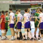 Przywitanie się zawodników obu zespołów / Kamil Król / Radio Kielce