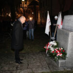 Przedstawiciele NSZZ "Solidarność" oraz władz samorządowych i organizacji społecznych złożyli kwiaty przed tablicą upamiętniającą powstanie "Solidarności". / Wojciech Habdas / Radio Kielce