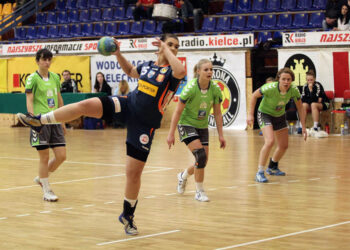 Fragment meczu Korona Handball Kielce – AZS PGNiG Termika UW / Wojciech Habdas / Radio Kielce