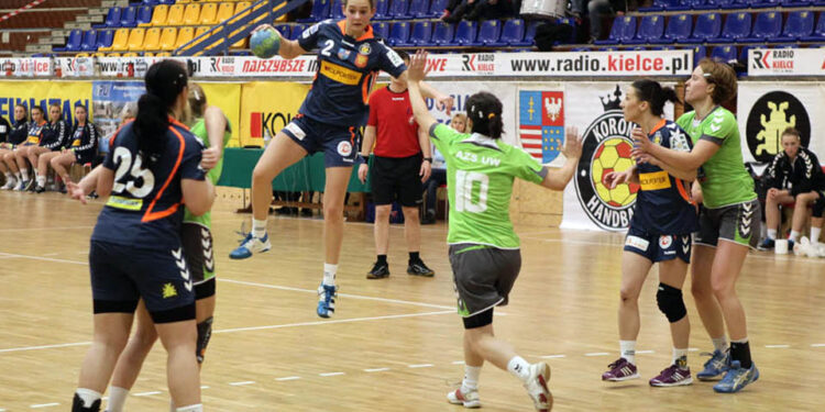 Fragment meczu Korona Handball Kielce – AZS PGNiG Termika UW / Wojciech Habdas / Radio Kielce