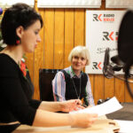 Dotora Tworek, członek zarządu firmy Dorbud podarowała kalendarz firmy Dorbud zawierający prace malarskie autorstwa Jakuba Ciężkiego. / Wojciech Habdas / Radio Kielce