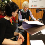 Dotora Tworek, członek zarządu firmy Dorbud podarowała kalendarz firmy Dorbud zawierający prace malarskie autorstwa Jakuba Ciężkiego. / Wojciech Habdas / Radio Kielce