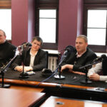 W studiu dr Maria Sroczyńska z UJK, Jolanta Świstak, kierownik literacki Teatru Kubuś, Magdalena Daniel, aktorka Teatru Kubuś, Robert Drobniuch, dyrektor Teatru Kubuś, brat Krzysztof, autor pierniczków z licytowanego dziś drzewka, Jakub, Łukasz i Wadim / Wojciech Habdas / Radio Kielce