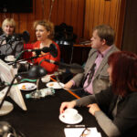 W studiu dr Maria Sroczyńska z UJK, Jolanta Świstak, kierownik literacki Teatru Kubuś, Magdalena Daniel, aktorka Teatru Kubuś, Robert Drobniuch, dyrektor Teatru Kubuś, brat Krzysztof, autor pierniczków z licytowanego dziś drzewka, Jakub, Łukasz i Wadim / Wojciech Habdas / Radio Kielce