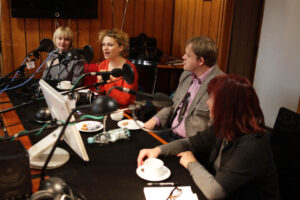 W studiu dr Maria Sroczyńska z UJK, Jolanta Świstak, kierownik literacki Teatru Kubuś, Magdalena Daniel, aktorka Teatru Kubuś, Robert Drobniuch, dyrektor Teatru Kubuś, brat Krzysztof, autor pierniczków z licytowanego dziś drzewka, Jakub, Łukasz i Wadim / Wojciech Habdas / Radio Kielce