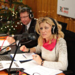 W studiu dr Maria Sroczyńska z UJK, Jolanta Świstak, kierownik literacki Teatru Kubuś, Magdalena Daniel, aktorka Teatru Kubuś, Robert Drobniuch, dyrektor Teatru Kubuś, brat Krzysztof, autor pierniczków z licytowanego dziś drzewka, Jakub, Łukasz i Wadim / Wojciech Habdas / Radio Kielce