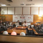 W studiu dr Maria Sroczyńska z UJK, Jolanta Świstak, kierownik literacki Teatru Kubuś, Magdalena Daniel, aktorka Teatru Kubuś, Robert Drobniuch, dyrektor Teatru Kubuś, brat Krzysztof, autor pierniczków z licytowanego dziś drzewka, Jakub, Łukasz i Wadim / Wojciech Habdas / Radio Kielce