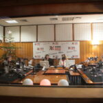 W studiu dr Maria Sroczyńska z UJK, Jolanta Świstak, kierownik literacki Teatru Kubuś, Magdalena Daniel, aktorka Teatru Kubuś, Robert Drobniuch, dyrektor Teatru Kubuś, brat Krzysztof, autor pierniczków z licytowanego dziś drzewka, Jakub, Łukasz i Wadim / Wojciech Habdas / Radio Kielce