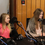 10.17 - w studiu Robert Szumielewicz i Jego goście Natalia Ziółkowska ze Starachowic, mama Magda, babcia Jadwiga i koleżanka Nikola. / Wojciech Habdas / Radio Kielce