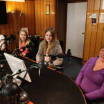 10.17 - w studiu Robert Szumielewicz i Jego goście Natalia Ziółkowska ze Starachowic, mama Magda, babcia Jadwiga i koleżanka Nikola. / Wojciech Habdas / Radio Kielce