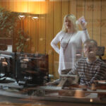 Prezenty które znajdą się pod licytowaną dziś choinką przekazała Barbara Słapek z perfumerii For You, a prezentuje je redaktor naczelna Radia Kielce Joanna Gergont-Woś. / Wojciech Habdas / Radio Kielce