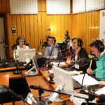 W studiu Radia Kielce podczas finałowej licytacji choinki II LO, dziennikarzom towarzyszyli przedstawiciele szkoły i rodziców uczniów ze Śniadeckiego. / Wojciech Habdas / Radio Kielce