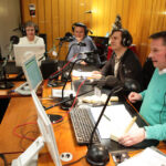 W studiu Radia Kielce podczas finałowej licytacji choinki II LO, dziennikarzom towarzyszyli przedstawiciele szkoły i rodziców uczniów ze Śniadeckiego. / Wojciech Habdas / Radio Kielce