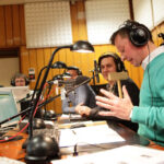 W studiu Radia Kielce podczas finałowej licytacji choinki II LO, dziennikarzom towarzyszyli przedstawiciele szkoły i rodziców uczniów ze Śniadeckiego. / Wojciech Habdas / Radio Kielce