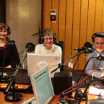 W studiu Radia Kielce podczas finałowej licytacji choinki II LO, dziennikarzom towarzyszyli przedstawiciele szkoły i rodziców uczniów ze Śniadeckiego. / Wojciech Habdas / Radio Kielce