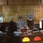 W studiu Radia Kielce podczas finałowej licytacji choinki II LO, dziennikarzom towarzyszyli przedstawiciele szkoły i rodziców uczniów ze Śniadeckiego. / Wojciech Habdas / Radio Kielce